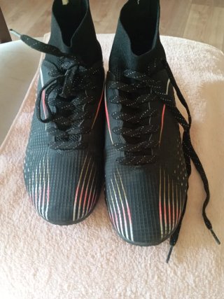 Zapatillas de fútbol para niño mo se q marca son