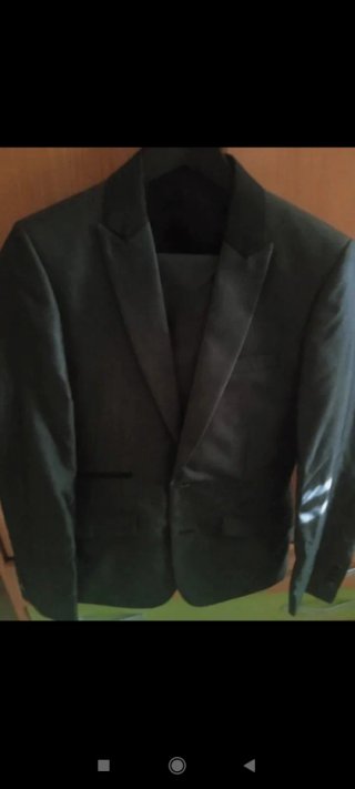 Traje negro muy moderno