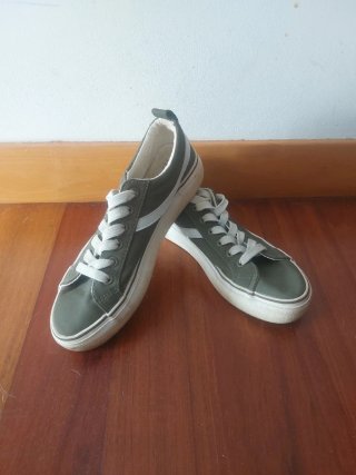 Zapatillas estilo casual verde caqui militar
