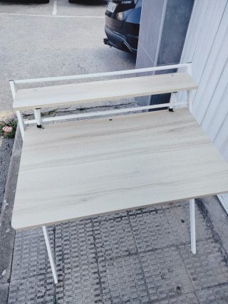 Mesa auxiliar plegable con balda
