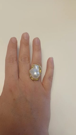 Anillo con perla irregular