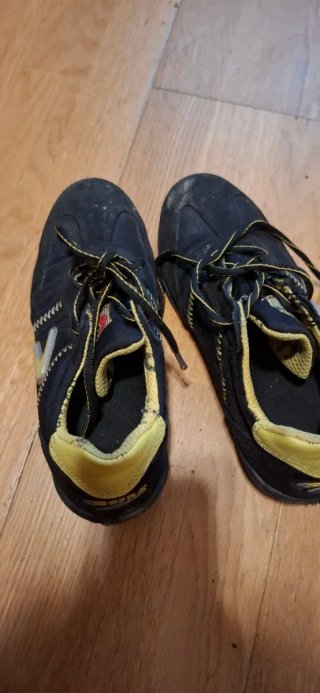 Zapatos de seguridad negros y amarillos