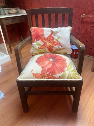 Sillón de Madera con Tapizado Floral