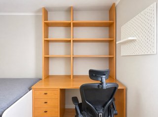 Escritorio de madera con estanterías y cajonera