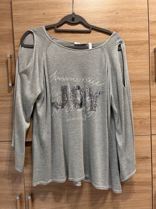 Jersey Gris con Aberturas en Mangas