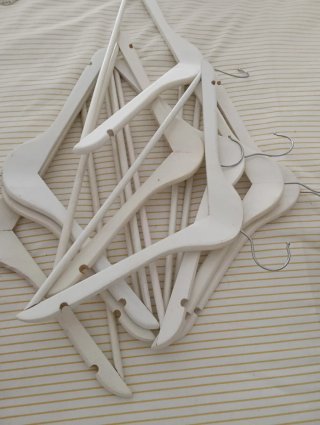 Set de 70 perchas blancas de madera a 0,30 la unid