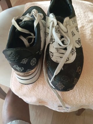 Zapatillas Guess Blanco y Negro