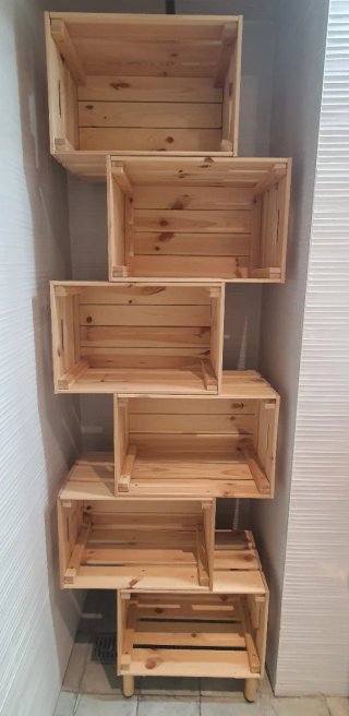 Estantería de madera hecha con cajas Ikea