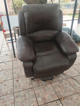Sillón de Piel Marrón con ayuda para levantarse