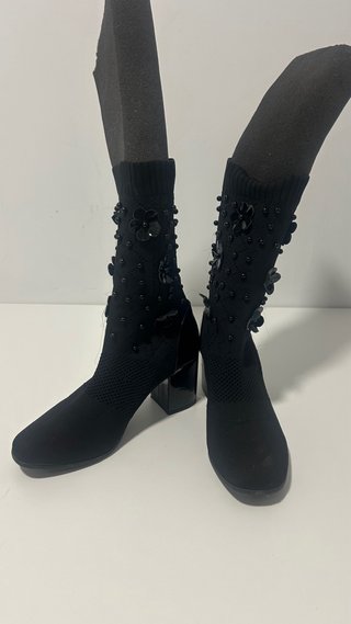Botines de punto negros con flores y perlas