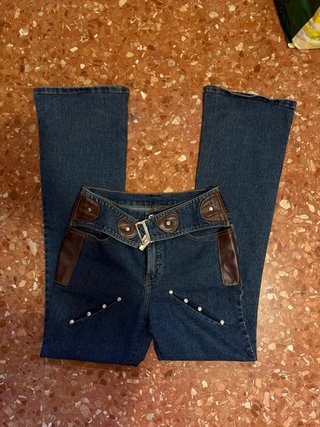Pantalones campana con detalles en marrón