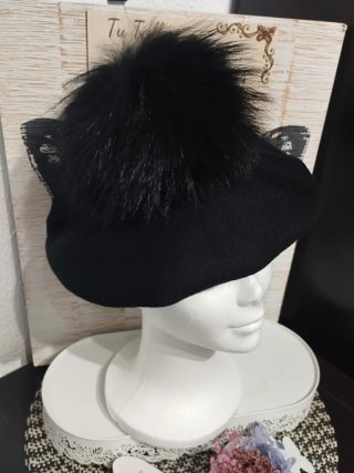 Boina de punto negra con pompón de pelo