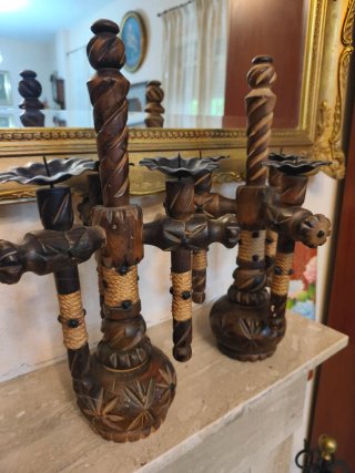 Set de 2 Candelabros de Madera Tallada