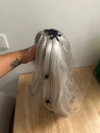 Peluca de Halloween Gris con Arañas