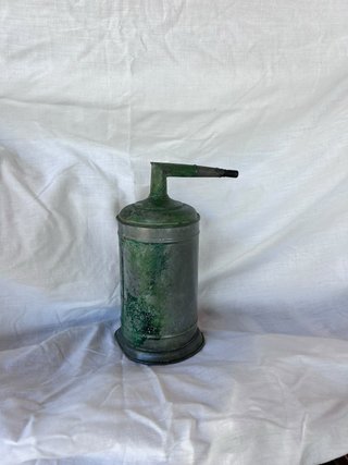 Carburero antiguo de metal