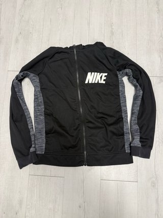 Chaqueta deportiva Nike negra y gris