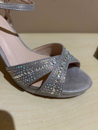 Zapatos de fiesta plateados con pedrería