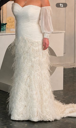 Vestido de novia con detalles de flores