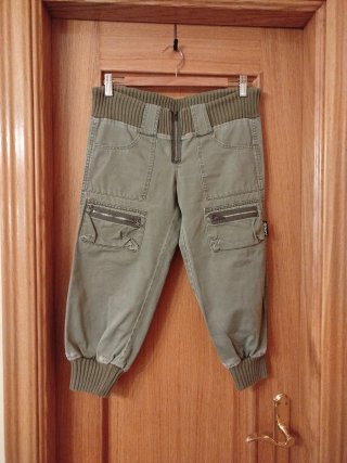 Pantalón tipo cargo verde oliva