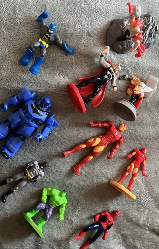 Set di 10 modellini di supereroi