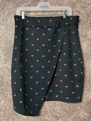 Falda Negra con Estampado de Corazones