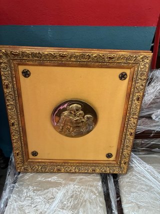 Cuadro Religioso con Relieve Metálico Dorado