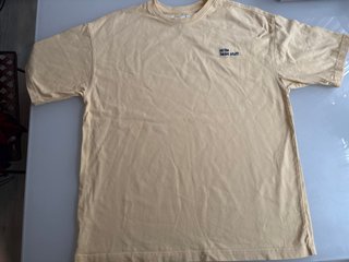 Camiseta Amarilla con Estampado