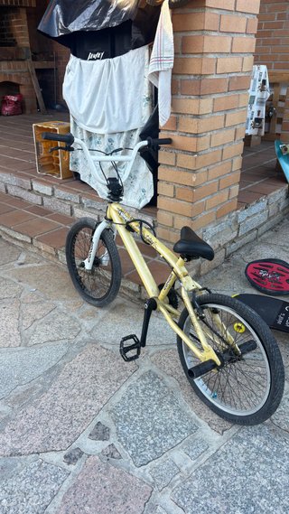 Bicicleta BMX Amarilla