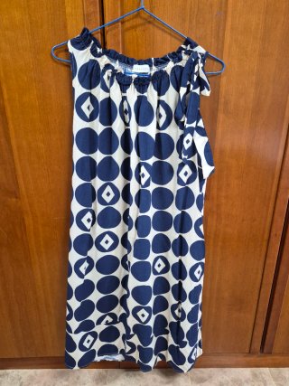 Vestido con estampado de topos