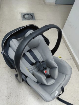 Silla de auto y portabebés Joie con base Isofix