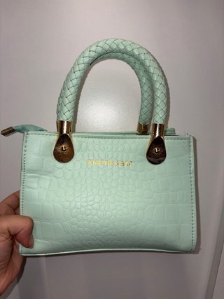 Bolso de mano turquesa con textura
