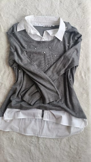 Camiseta Gris y Blanca con Perlas Talla M