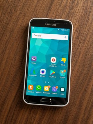 Samsung Galaxy S5 + cover cuero