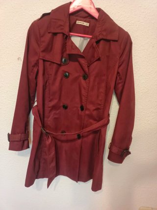 Trench Stradivarius color berenjena
