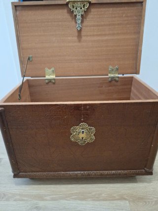 Baúl de madera marrón