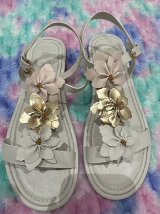 Sandalias Zara con flores, talla 36