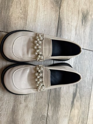 Mocasines Beige con Perlas Talla 33