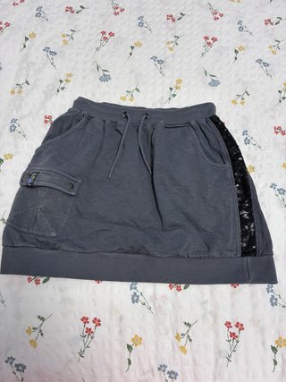 Falda mini tipo sudadera gris