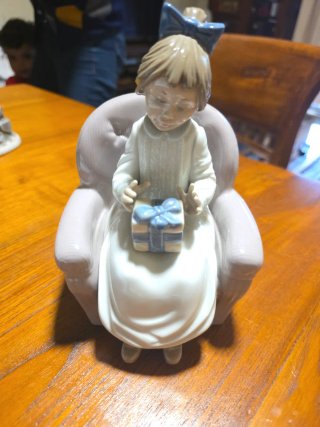 Figura Lladró de niña con regalo