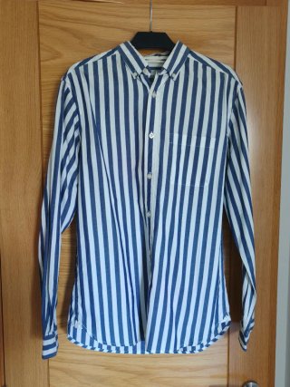 Camisa de rayas azul y blanca