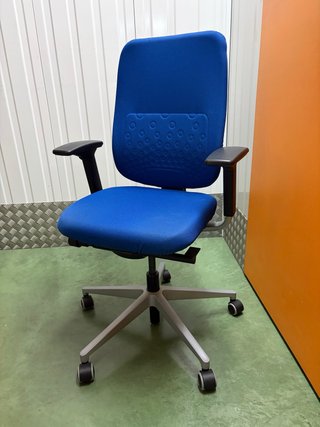 Silla de escritorio azul con ruedas