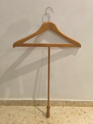 Percha de madera en T. 8 € la unidad.
