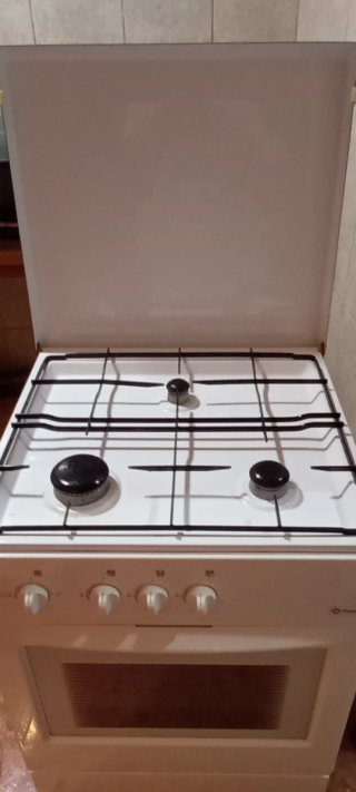 Cocina de gas con horno, bombona y válvula