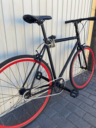 Bicicleta Urbana Negra y Roja
