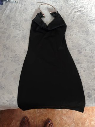 Vestido Negro de Licra con Detalle Metálico