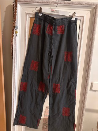 Pantalón Oriental Negro con Bordados Rojos