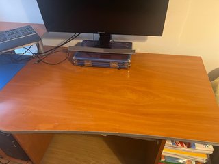 Mesa de ordenador con soporte elevado