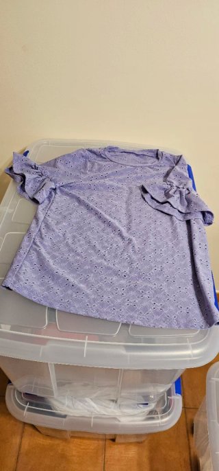 Camiseta morada con volantes