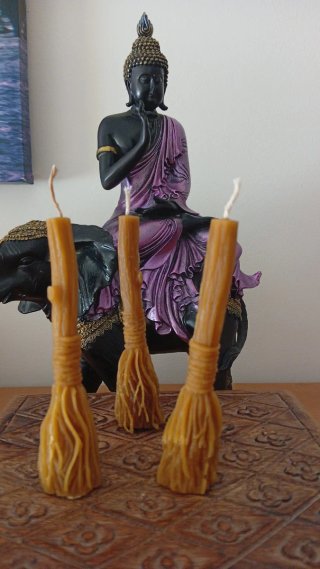 3 Velas con forma de escoba