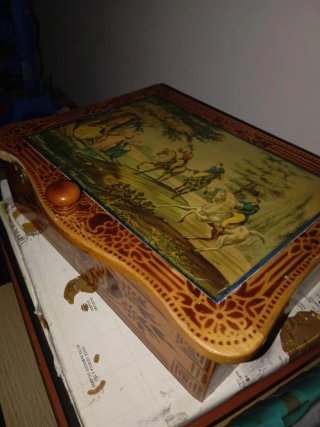 Caja de Costura Antigua con Ilustración